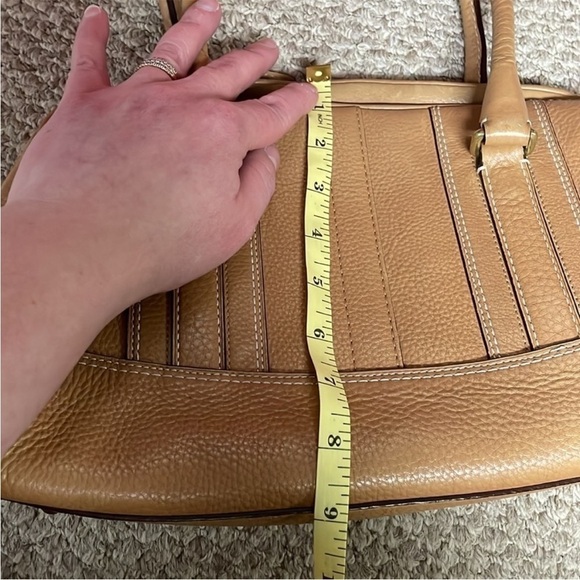 Coach leather shoulder purse in camel color - Picture 10 of 16